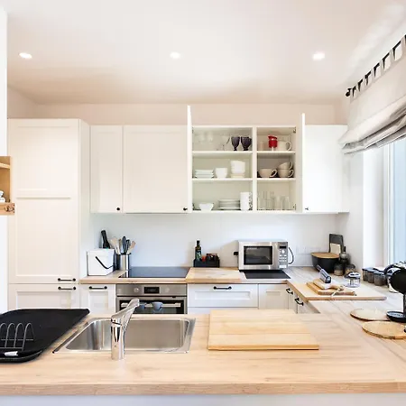Elegant With Private Garden, Ac And Garage, Near Airport Warszawa