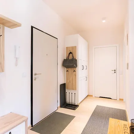 Lejlighed Elegant With Private Garden, Ac And Garage, Near Airport