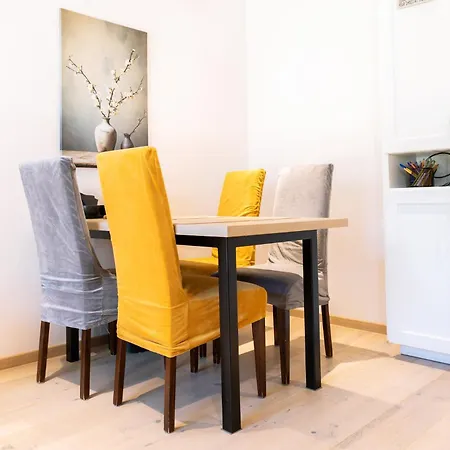 Elegant With Private Garden, Ac And Garage, Near Airport Lejlighed *